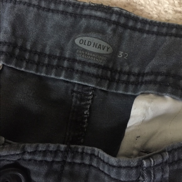 Men’s size 32 cargo shorts. - Picture 2 of 3